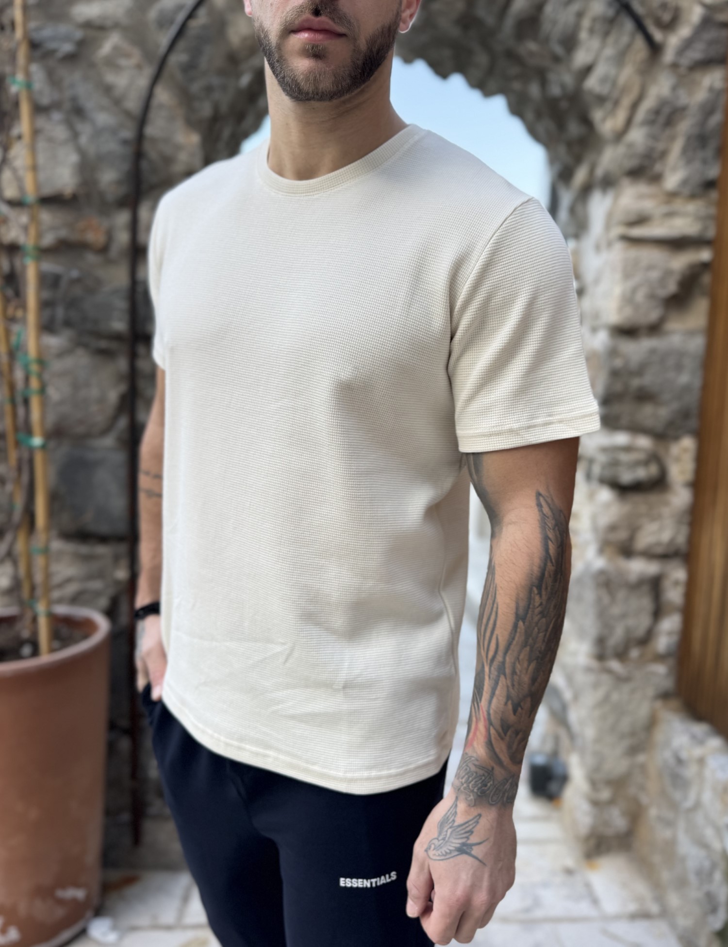 Ανδρική μπεζ κοντομάνικη μπλούζα με ανάγλυφο ύφασμα R260330B φωτογραφία